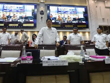 Menteri Keuangan Purbaya Yudhi Sadewa (tengah) sesaat sebelum rapat kerja bersama Komisi XI DPR di Kompleks Parlemen, Senayan, Jakarta, Senin (6/4/2026). Pemerintah memastikan harga Bahan Bakar Minyak (BBM) bersubsidi tidak naik hingga akhir tahun 2026. (merdeka.com/Arie Basuki)