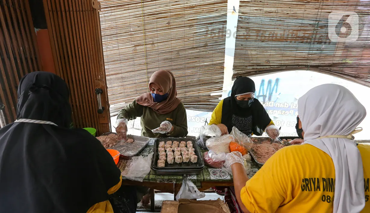 Wiwin dibantu 11 karyawan membuat dim sum di Griya Dimsum Bunda Imoet, Serua, Tangerang Selatan, Rabu (9/2/2022). UMKM dimsum yang dijual eceran dan per pak menyajikan 4 toping terdiri atas wortel, jamur, beef dan kepiting serta 3 isian yaitu udang, cumi dan smoke beef. (Liputan6.com/Fery Pradolo)