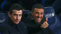 Juan Carlos Unzue (kiri) saat berada di samping Pelatih Barcelona, Luis Enrique Martinez, pada laga kontra Athletic Bilbao, di Estadio Camp Nou (11/1/2017). Juan Carlos Unzue menjadi satu di antara calon pengganti Luis Enrique di Barcelona.  (EPA/Alejandr