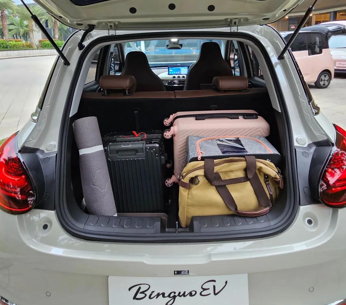 Bagasi, jadi fitur yang ditonjolkan di BinguoEV, yang tidak dapat diberikan di Air ev. <br>Jika jok baris kedua dilipat, bagasinya bertambah menjadi 790 liter. Cukup besar untuk hatchback listrik.&nbsp;<br><br><br>