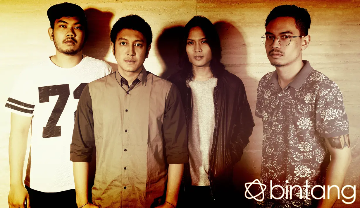 "Aneh aja sih rasanya, cewe-cewe pengennya good boy, pengennya cowo setia ujung-ujungnya bad boy. Kebanyakan mereka bilang kurang tantangan". ungkap Barris mengenai alasan mereka memilih judul ‘Bad Boy’. (Andy Masela/Bintang.com)