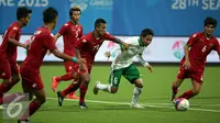 Gelandang timnas Indonesia U-23, Evan Dimas Darmono (kedua kanan) berusaha lolos dari kepungan pemain Myanmar di penyisihan grup A Sea Games 2015 di Stadion Jalan Besar, Singapura, Selasa (2/6/2015). Indonesia kalah 4-2. (Liputan6.com/Helmi Fithriansyah)