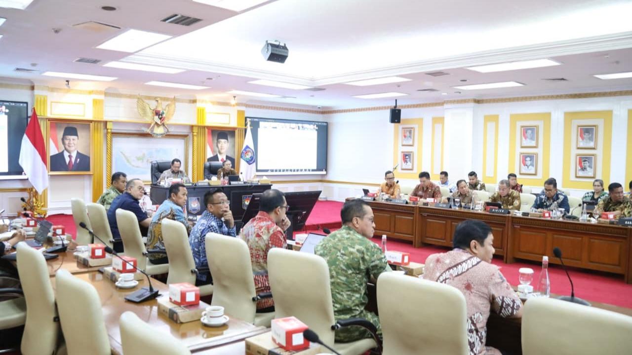 Mendagri Tito Karnavian Memimpin Rapat Koordinasi Percepatan Pendataan Lahan untuk Pembangunan Fisik Gerai, Pergudangan, dan Kelengkapan Kopdeskel Merah Putih
