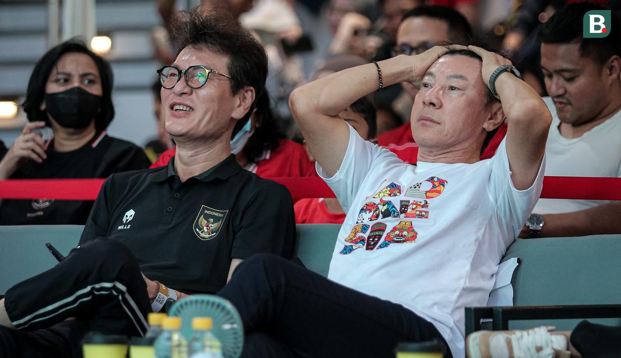 Ekspresi kecewa mantan pelatih Timnas Indonesia, Shin Tae-yong saat nonton bareng ketika Skuad Garuda kebobolan gol oleh Australia dalam laga lanjutan Putaran Ketiga Kualifikasi Piala Dunia 2026 di daerah sekitar Setiabudi, Jakarta Pusat, Kamis (20/03/2025) sore WIB. (Bola.com/Bagaskara Lazuardi)