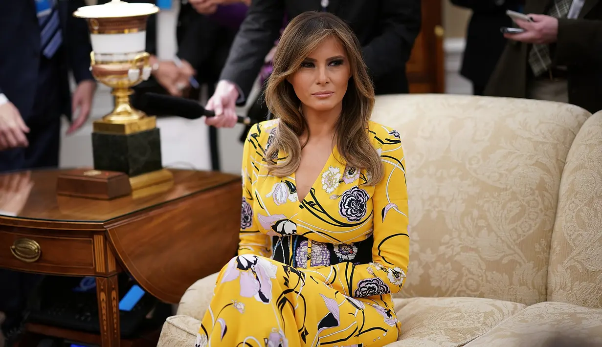 Ibu Negara AS, Melania Trump saat mendampingi Presiden AS Donald Trump menerima kunjungan PM India, Narendra Modi di Gedung Putih, Senin (26/6). Melania Trump memilih tampilan effortless dengan riasan natural untuk rambut dan makeupnya. (AFP Photo)