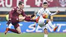 Pemain Torino, Andrea Belotti, berebut bola dengan pemain Empoli, Mario Rui, pada laga Serie A di Stadion Olimpico, Italia, Minggu (10/1/2016). Empoli berhasil menang 1-0. (EPA/Di Marco)