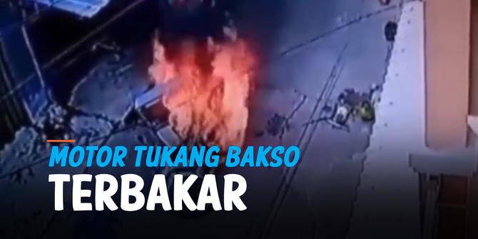 VIDEO: Baru Aja Jualan, eh Motor Tukang Bakso Ludes Terbakar