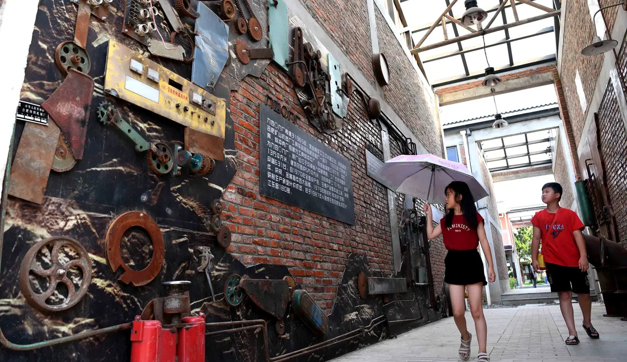 Orang-orang mengunjungi distrik seni Sungai Yangtze 180 di Hefei, Provinsi Anhui, China, 4 Agustus 2020. Distrik seni Sungai Yangtze 180, sebuah kawasan industri budaya dan kreatif, bertransformasi dari pabrik industri tua dan kini menyediakan ruang kantor kreatif serta tujuan rekreasi. (Xinhua/Xie