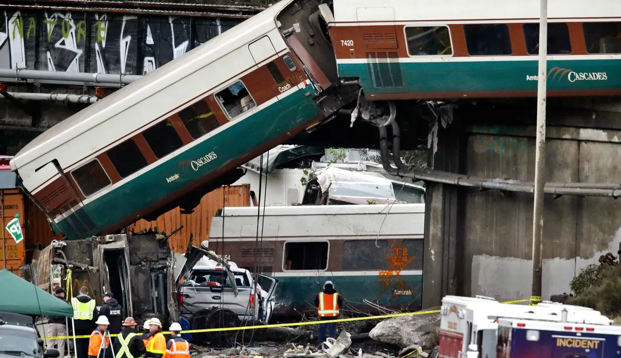 Salah satu gerbong kereta Amtrak yang path setelah kecelakaan di Interstate di DuPont, Washington, AS (18/12). Sebanyak 77 orang diangkut ke rumah sakit di kawasan Pierce dan Thurston. (AP Photo / Elaine Thompson)