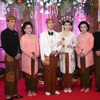 Gibran Rakabuming dan Selvi Ananda berfoto bersama keluarganya. (Galih W. Satria/Bintang.com)