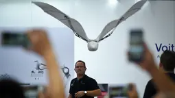 Sebuah robot kelelawar terbang saat Konferensi Robot Dunia 2018 di Beijing, China, Rabu (15/8). (WANG Zhao/AFP)
