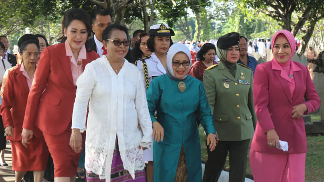 Suasana Ziarah dan Tabur Bunga Menteri Yohana di Makam Pahlawan