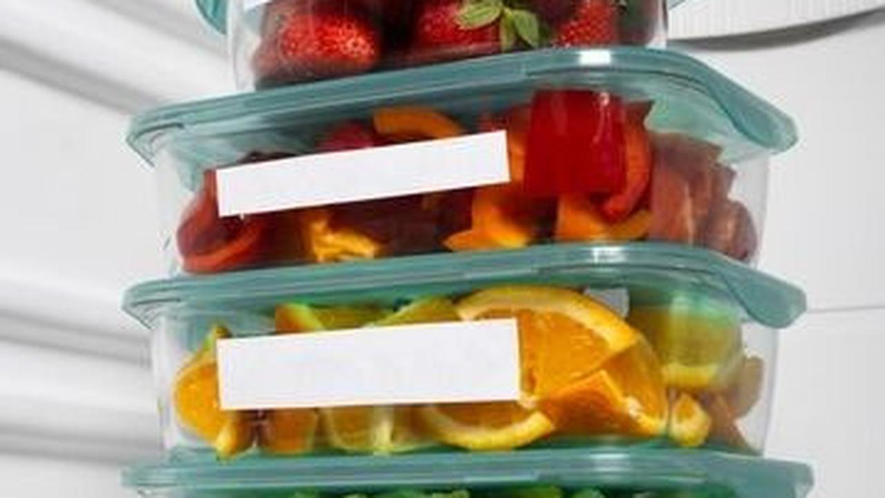 Namun, menyimpan buah di kulkas memerlukan cara khusus agar buah tetap segar dan tidak cepat kisut. Berikut adalah beberapa tips yang bisa diikuti untuk menjaga kesegaran buah di kulkas.