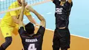 Pemain Timnas bola voli putra Indonesia, Nizar Zulfikar (kanan) melepaskan umpan kepada Hendra Kurniawan saat menghadapi Kazakhstan pada laga babak 12 Besar kejuaraan bola voli AVC Challenge Cup 2023 for Men di Taipei Gymnasium, Chinese Taipei, Rabu (12/7/2023). Indonesia menang 3-0 (30-28, 25-21, 25-15) atas Kazakhstan dan lolos ke babak 6 besar. (avcvolley)