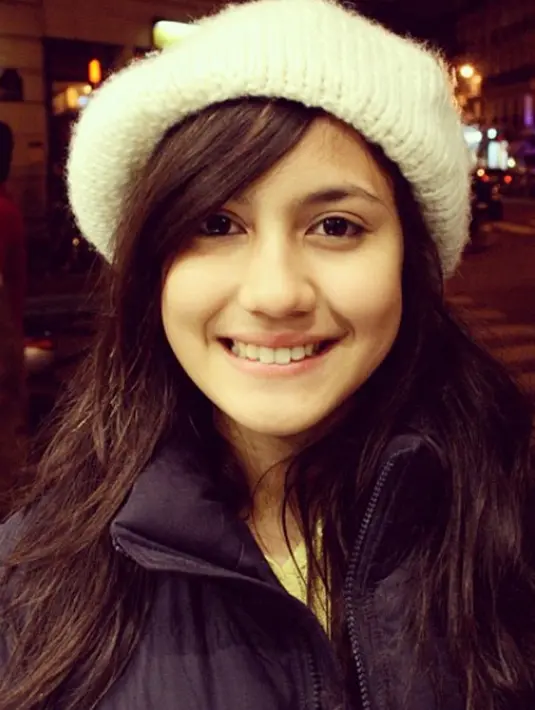 Pevita pun semakin konsisten memelihara rambut panjangnya. Dan kali ini ia membiarkannya terurai begitu saja. ia hanya menambahkan beanie rajutan berwarna putih di kepalanya. (Instagram/pevpearce)