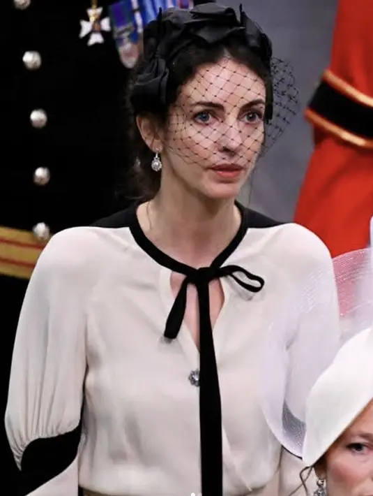 Rose Hanbury tampil dengan topi hitam yang disertai dengan aksen jaring.  [Foto: Instagram/ Rose Hanbury]