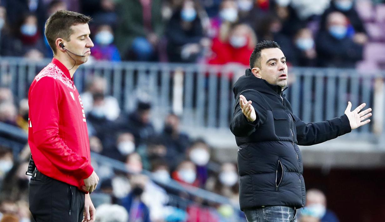 Pelatih Barcelona, Xavi Hernandez, tak mampu menutupi kekecewaan usai anak asuhnya dipermalukan Real Betis di Camp Nou pada laga Liga Spanyol, Sabtu (4/12/2021). (AP/Joan Monfort)
