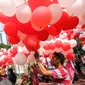 Balon merah putih menghiasi halaman Balai Kota DKI Jakarta, Senin (8/5). Selain sebagai bentuk dukungan , pengiriman balon-balon tersebut juga sebagai bentuk apresiasi terhadap kinerja Ahok dan wakilnya Djarot Saiful Hidayat.  (Liputan6.com/Faizal Fanani)