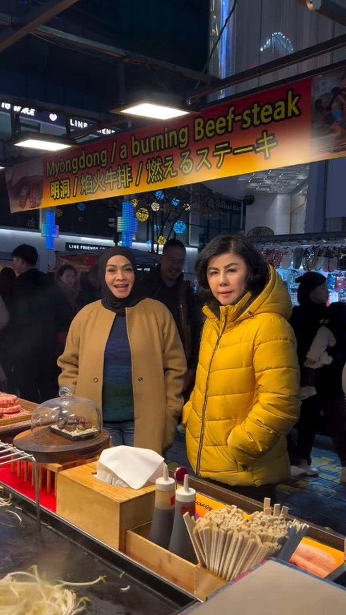 7 Potret Rieta Amilia dan Desiree Tarigan ke Korea, Nikmati Street Food dari Ubi Rebus - Rambut Nenek