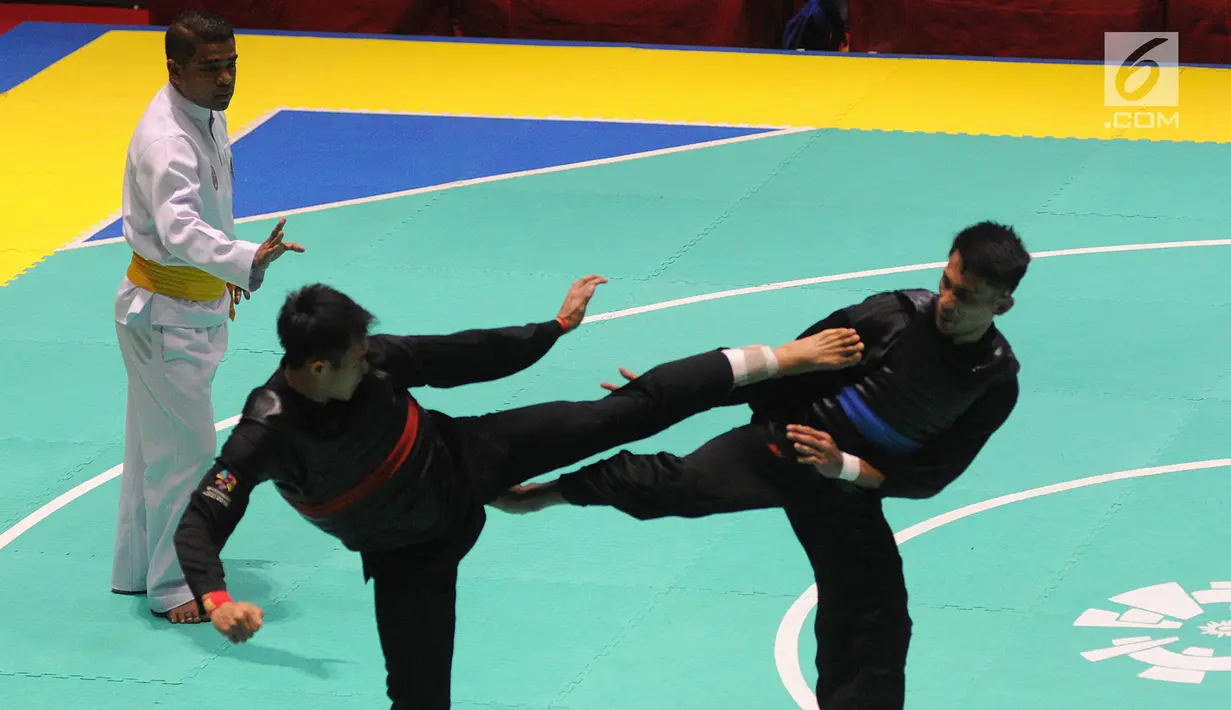 Pesilat Indonesia, Komang Harik Adi Putra (merah) melawan Mohd Al Jufferi Jamari (biru) asal Malaysia di final Kelas E Putra Asian Games 2018, Jakarta, Senin (27/8). Komang dinyatakan menang teknik atas Mohd Al Jufferi Jamari. (Merdeka.com/Arie Basuki)