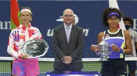 Petenis Jepang Naomi Osaka dan Victoria Azarenka berfoto usai final US Open di Arthur Ashe Stadium, New York, Minggu (13/9/2020) dini hari WIB. (AP Photo/Seth Wenig)