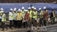 Wakil Presiden, Jusuf Kalla, meninjau renovasi velodrome di Rawamangun. Venue yang akan dipakai untuk balap sepeda Asian Games 2018 itu akan diubah dari outdoor menjadi indoor. (Bola.com/M Iqbal Ichsan)