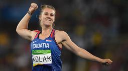Atlet lempar lembing asal Kroasia, Sara Kolak, merayakan kemenangannya meraih medali emas pada final lempar lembing putri Olimpiade Rio 2016 di Stadion Olympic, Rio de Janeiro, (19/8/2016). (AFP/Johannes Eisele)