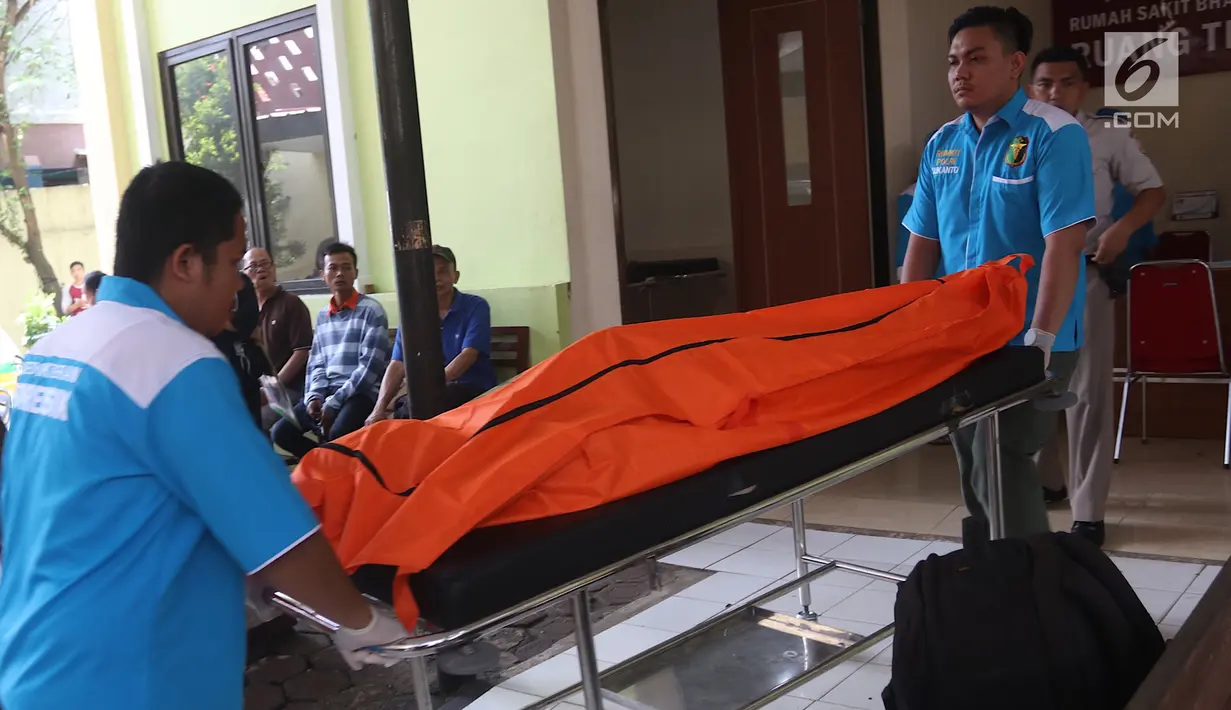 Jasad pelaku kasus begal sepeda motor bersenjata api dibawa petugas di RS Polri Kramat Jati, Jakarta, Selasa (20/2). Polisi menembak mati salah seorang dari tiga tersangka karena melawan saat akan ditangkap. (Liputan6.com/Immanuel Antonius)