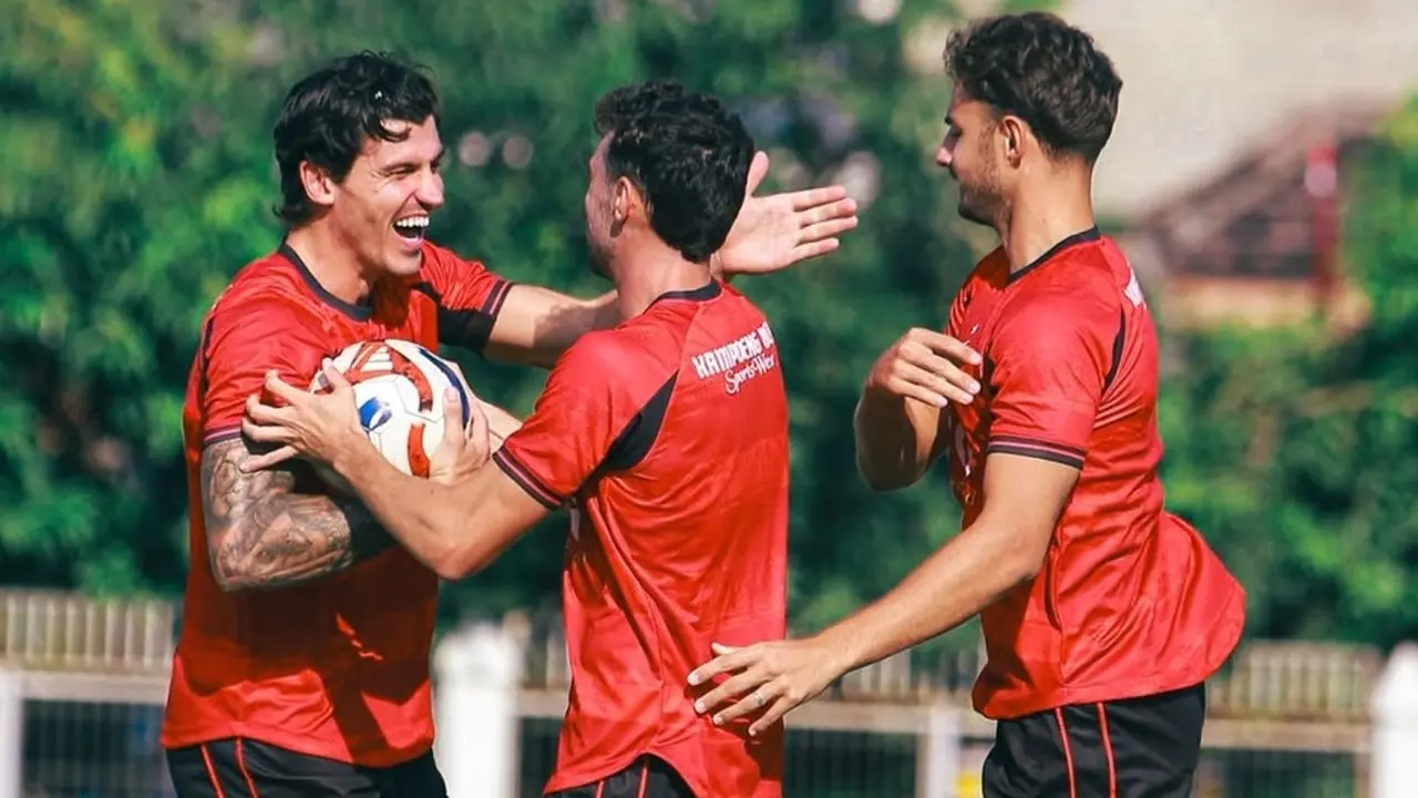 Sergio Castel (kiri), Imanol Garcia, dan Jose Enrique