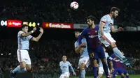 Pemain Barcelona, Andre Gomes (2kanan) melakukan duel udara dengan pemain Celta Vigo pada laga Copa del Rey di Camp Nou stadium, Barcelona, (11/1/2018). Barcelona menang 5-0 atas Celta Vigo. (AP/Manu Fernandez)