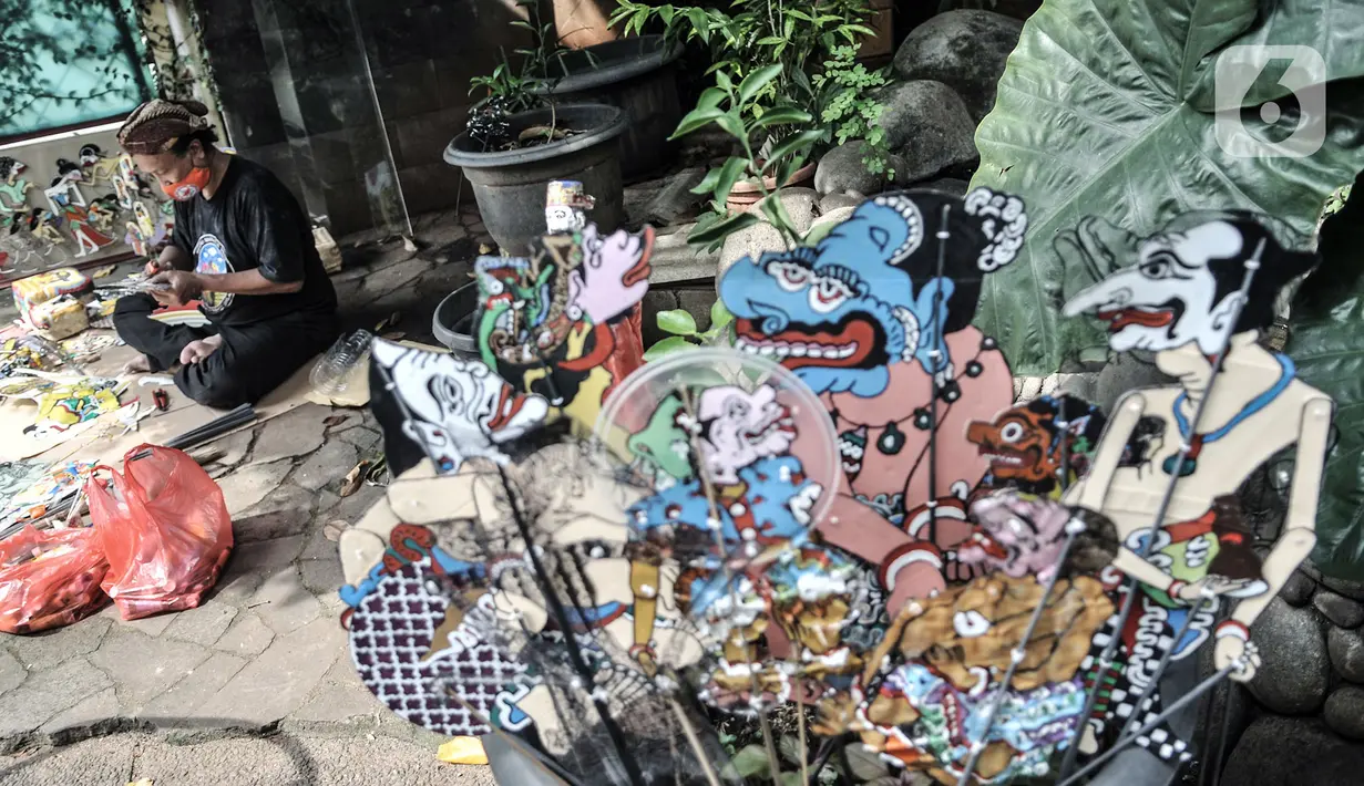 Seniman Iskandar Hardjodimuljo menyelesaikan pembuatan wayang uwuh di kawasan Cawang, Jakarta, Kamis (29/10/2020). Harga wayang uwuh beragam tergantung tingkat kesulitan pembuatan. (merdeka.com/Iqbal S. Nugroho)