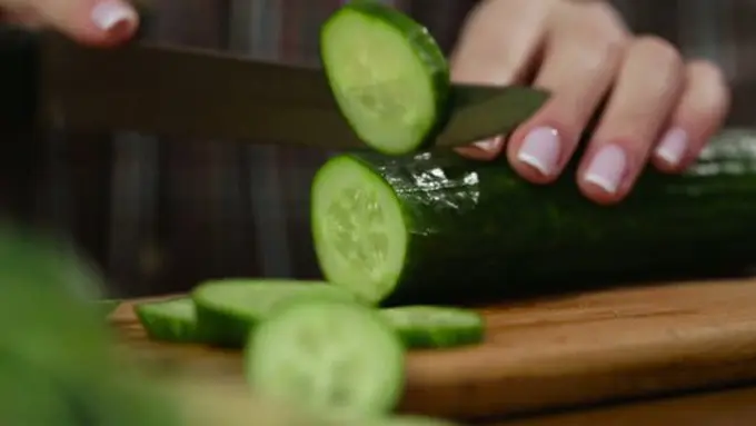 Biar timun tidak pahit./Copyright shutterstock.com