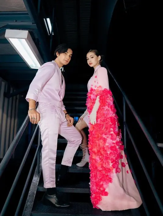 Hadir di acara Infotainment award 2023 yang ditayangkan langsung di SCTV, Junior Roberts dan Sandrinna memakai pakaian yang warnanya senada, yaitu pink. Junior tampil gagah dengan celana dan blazer, sedangkan Sandrinna terlihat cantik dengan dress yang berhiasan bunga. [instagram/sandrinna_11]