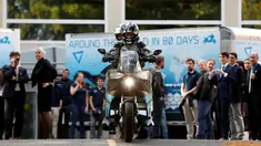 Bram Van Diggelen menjajal motor listrik Storm Eindhoven saat perkenalan di Dubes Belanda di Washington, AS (24/10). Motor listrik ini merupakan hasil riset Technology University di Eindhoven, Belanda. (REUTERS/Gary Cameron)