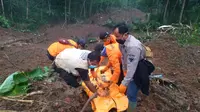 Tim SAR Gabungan menemukan satu korban longsor di Desa Kalijering, Kecamatan Padureso, Kebumen, Rabu (10/2/2021). (Foto: Liputan6.com/Basarnas)