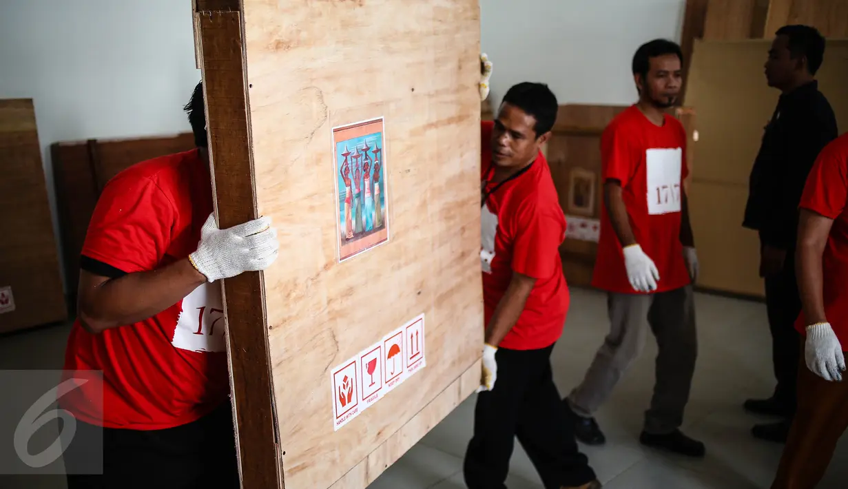 Sebuah lukisan dipindahkan petugas untuk pameran Koleksi Seni Rupa Istana Kepresidenan RI di Galeri Nasional, Jakarta, Jumat (29/7). Pameran bertajuk “17/71: Goresan Juang Kemerdekaan” itu digelar mulai 1-30 Agustus 2016. (Liputan6.com/Faizal Fanani)