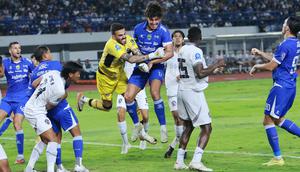 Kiper Arema FC, Lucas Frigeri, berjibaku menghalau serangan pemain Persib Bandund dalam lanjutan BRI Super League 2025/2026 di Stadion Gelora Bandung Lautan Api, Jumat (24/4/2026). (Bola.com/Erwin Snaz)