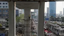 Pekerja menyelesaikan pembangunan jalur kereta ringan atau LRT Jabodebek rute Cawang-Dukuh Atas di Cawang, Jakarta, Senin (29/4/2019). Menurut PT Adhi Karya selaku kontraktor pelaksana proyek LRT, pembangunan jalur LRT mencapai 47,95 persen (data per akhir Maret 2019). (Liputan6.com/Johan Tallo)