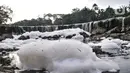 Kondisi limbah busa yang menutupi Curug Parigi, Cikuwul, Bantargebang, Bekasi, Jawa Barat, Minggu (19/7/2020). Destinasi wisata favorit warga Bekasi dan sekitarnya tercemar limbah sejak dua hari lalu sehingga menimbulkan busa dan bau tak sedap. (merdeka.com/Iqbal S. Nugroho)