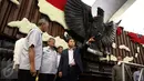 Ketua DPR Setya Novanto mengecek kesiapan ruang rapat Paripurna I di Gedung Kura-Kura, Kompleks Parlemen, Jakarta, Senin (27/2). Ruang ini rencananya akan di pakai untuk menyambut kedatangan Raja Salman bin Abdulaziz al-Saud. (Liputan6.com/Johan Tallo)