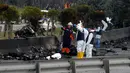 Helikopter berjenis Sikorsky S-76 berangkat dari Istanbul lalu diduga menabrak menara stasiun televisi, Turki, Jumat (10/3). Penumpang yang tewas adalah para eksekutif dari perusahaan farmasi dan produk rumahan Eczacibasi. (AP Photo)