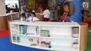 Sejumlah murid SD membaca buku di Perpustakaan Nasional, Jakarta, Kamis (14/9). Perpusnas memiliki ruang pameran, teater, aula 1.000 kursi, ruang telekonferensi, dan ruang diskusi yang dapat digunakan oleh komunitas literasi. (Liputan6.com/Angga Yuniar)