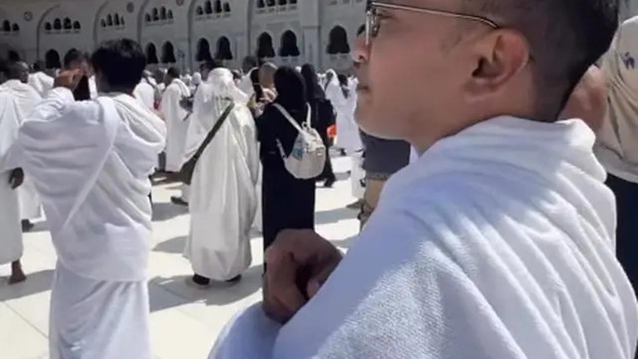 6 Potret Ruben Onsu di Depan Ka'bah, Tunjukkan Indahnya Kedekatan dengan Sang Pencipta