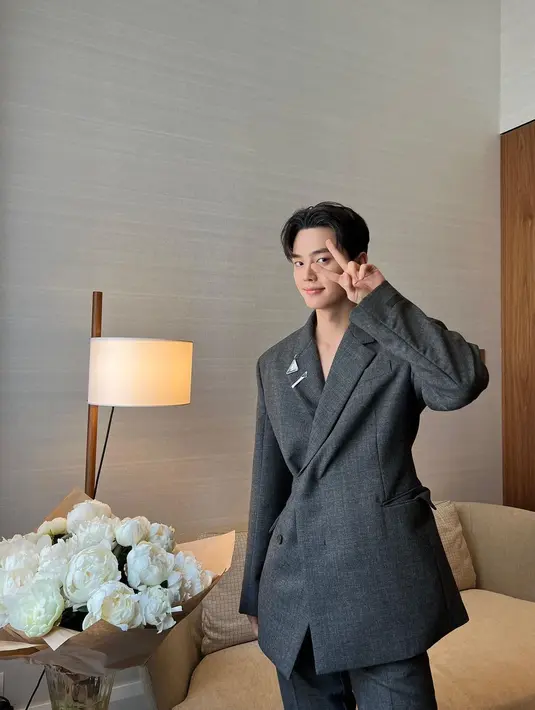 <p>Aktor muda Korea Song Kang yang namanya belakangan kian meroket, baru-baru ini terlihat tengah berada di Milan. Ia rupanya ikut hadir dalam perhelatan fashion show koleksi pakaian pria Musim Semi/ Panas 2023 Prada, di ibu kota fashion Italia, Minggu (19/6/2022) kemarin. (FOTO: instagram.com/songkang_b)</p>