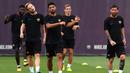 Lionel Messi (kanan), Luis Suarez (tengah) dan Ivan Rakitic (2kiri) melakukan pemanasa saat berlatih di Sports Center FC Barcelona Joan Gamper, Sant Joan Despi (15/8/2017). Barcelona kalah 1-3 pada leg pertama. (AFP/Lluis Gene)