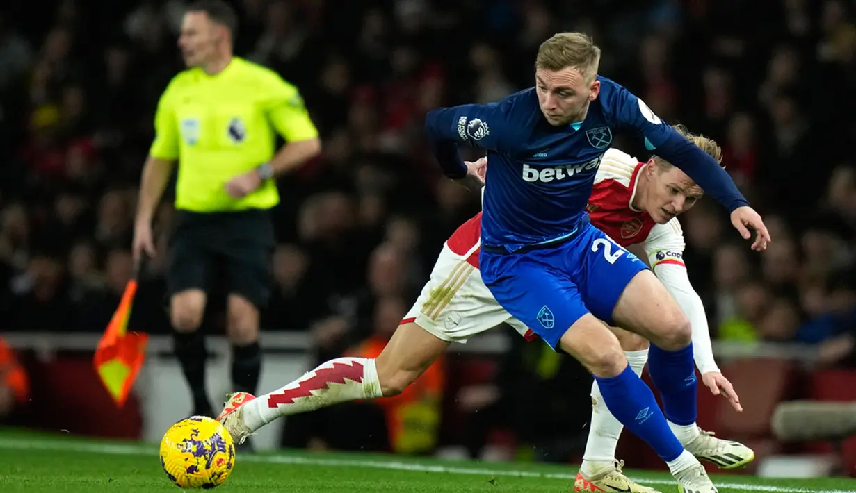 Di pertandingan Arsenal kontra West Ham United, laga sudah berlangsung sengit sejak menit awal. Tuan rumah yang membutuhkan kemenangan agar bisa kembali ke puncak langsung tampil agresif. (AP Photo/Alastair Grant)