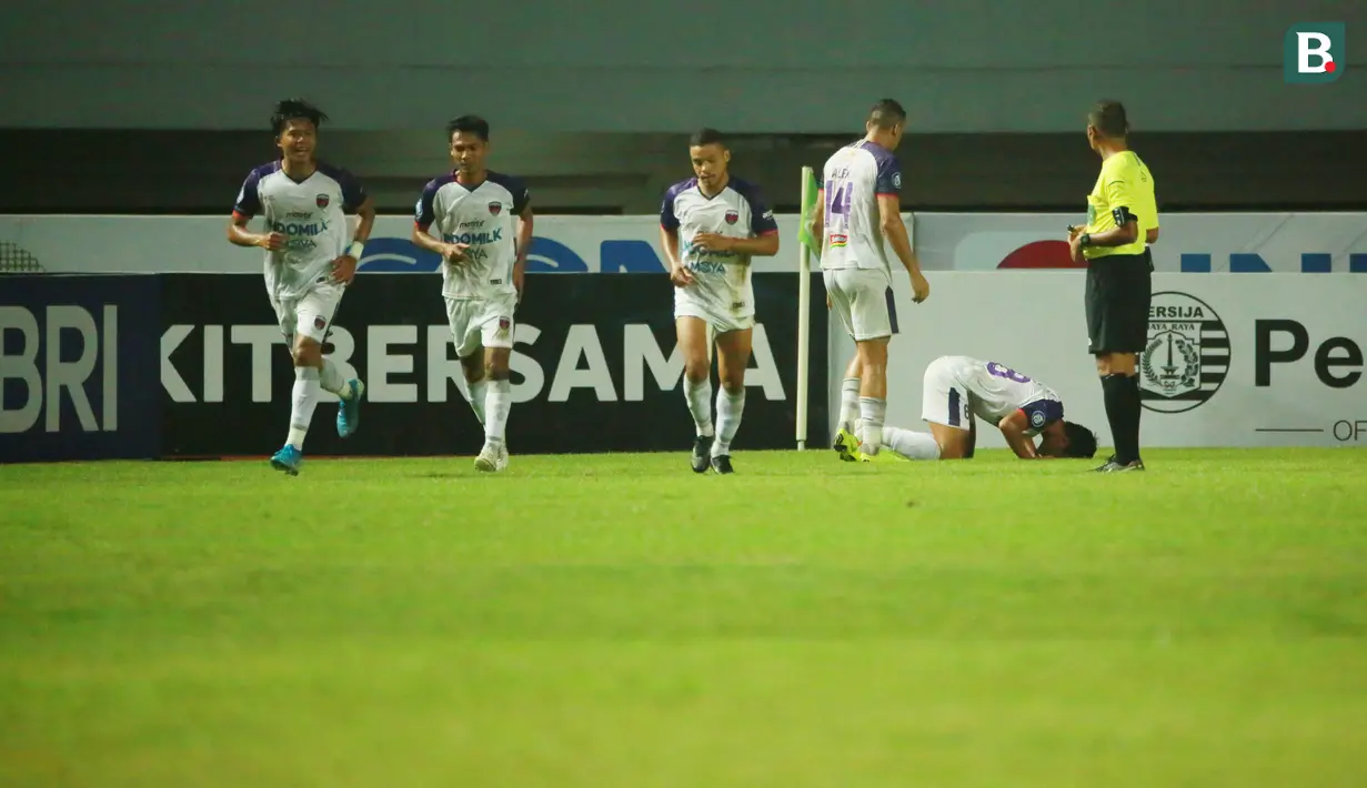 Setelah unggul, Persija mengendurkan serangan. Keputusan ini berbuah negatif bagi Macan Kemayoran. Persita berhasil menyamakan kedudukan pada menit ke-42 melalui tendangan keras Irsyad Maulana. (Bola.com/M Iqbal Ichsan)