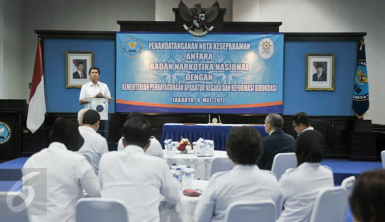 Menteri PANRB, Asman Abnur memaparkan kasus narkoba yang terjadi pada oknum PNS di Kantor BNN, Cawang, Jakarta, Senin (8/5). Asman memaparkan pada tahun 2016, PNS yang dihukum penjara karena kasus narkotika sebanyak 289 orang. (Liputan6.com/Yoppy Renato)