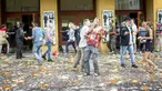 Peserta saling menyerang dengan kue pai saat mengikuti acara "pie fight" di Berlin, Jerman, 19 Juni 2015. Acara ini diselenggarakan oleh sebuah bioskop di Jerman. (REUTERS/Hannibal Hanschke)