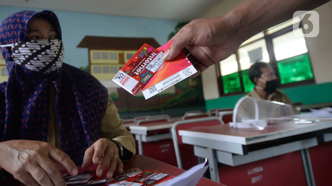 Siswa SD menerima Dua Kartu Perdana